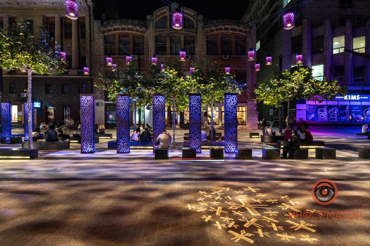 Световые проекции, символизирующие семнадцать творческих профессий Световые проекции, символизирующие семнадцать творческих профессий