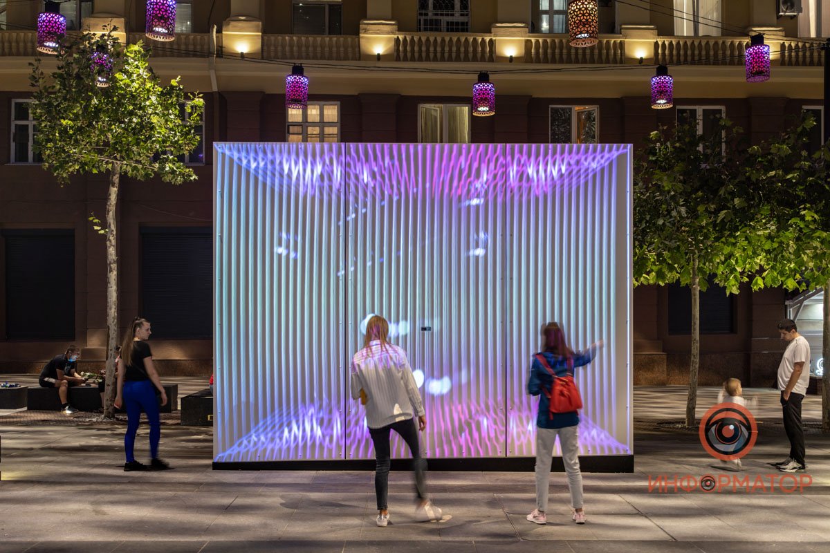 Он реагирует на движения человека и воспроизводит их визуальными эффектами Он реагирует на движения человека и воспроизводит их визуальными эффектами