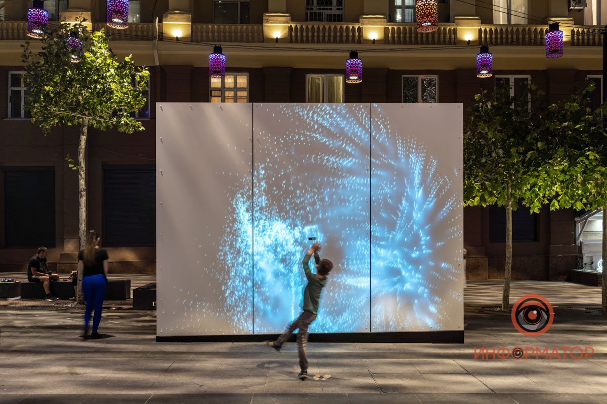 Каждый вечер через полчаса после заката Бульвар искусств освещается Каждый вечер через полчаса после заката Бульвар искусств освещается