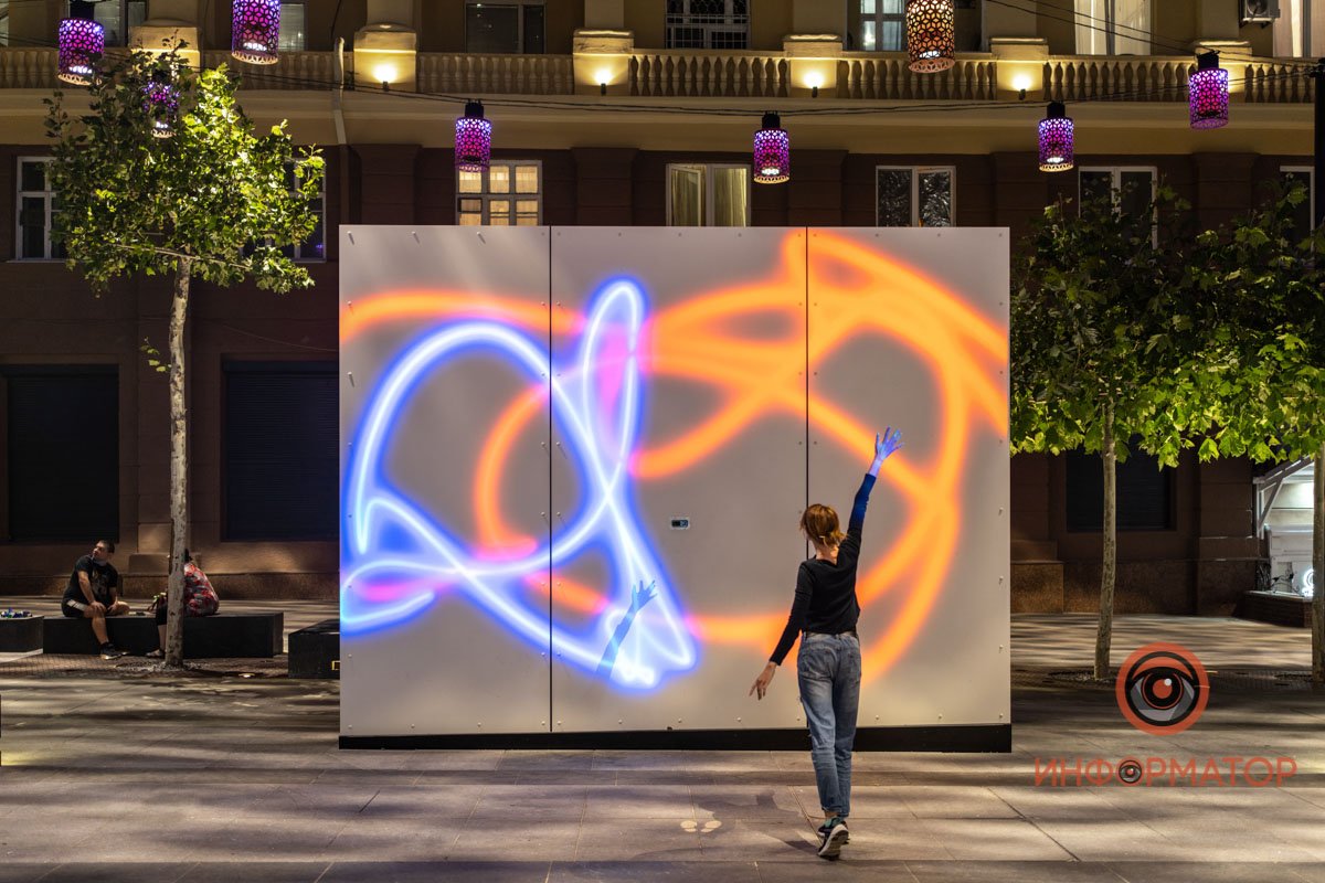 Он меняет цвет в зависимости от времени года и праздников Он меняет цвет в зависимости от времени года и праздников