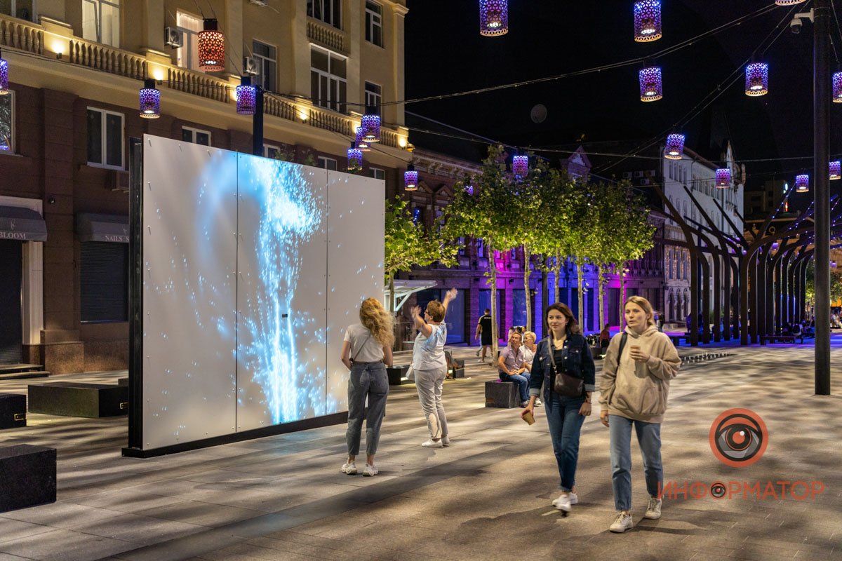 По вечерам на бульваре встречаются творческие люди По вечерам на бульваре встречаются творческие люди