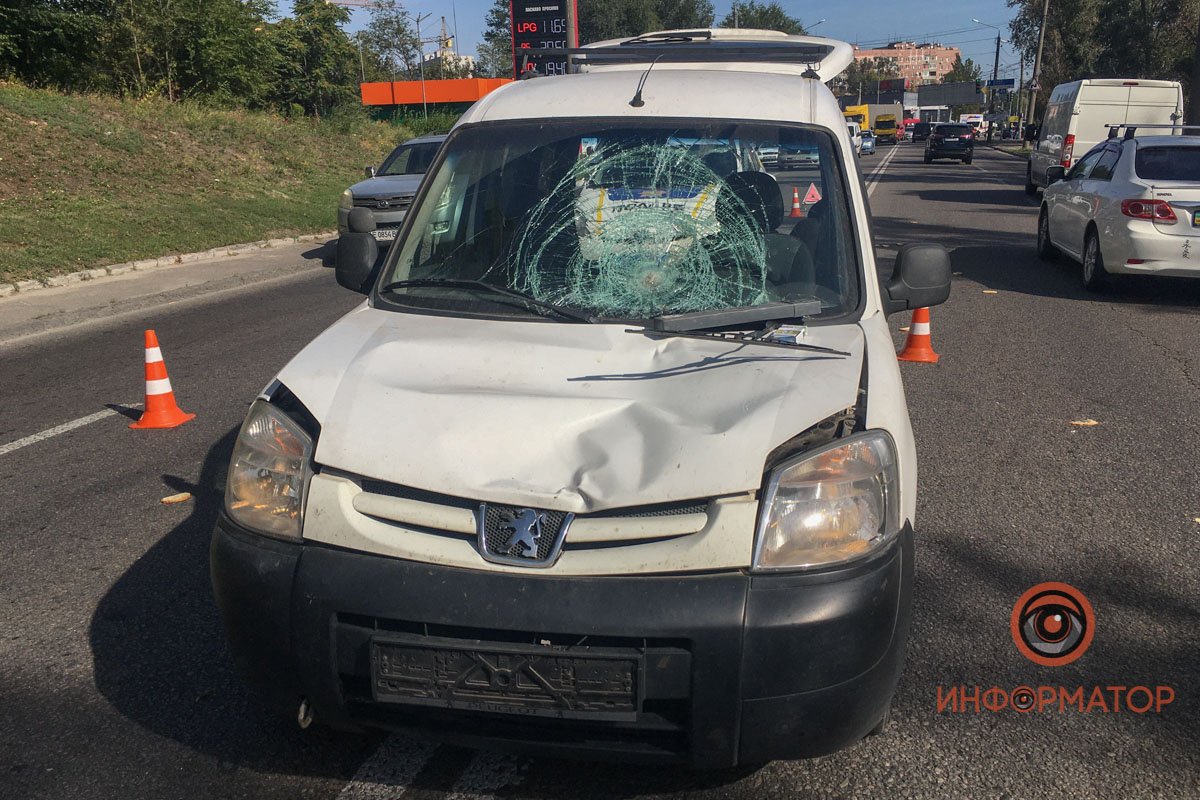 Движение по улице Космической затруднено в обоих направлениях: заняты левые полосы движения Движение по улице Космической затруднено в обоих направлениях: заняты левые полосы движения