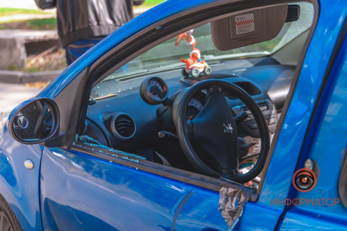 9 октября на перекрестке улиц Надежды Алексеенко и Владимира Антоновича столкнулись автомобиль Peugeot и мотоциклист