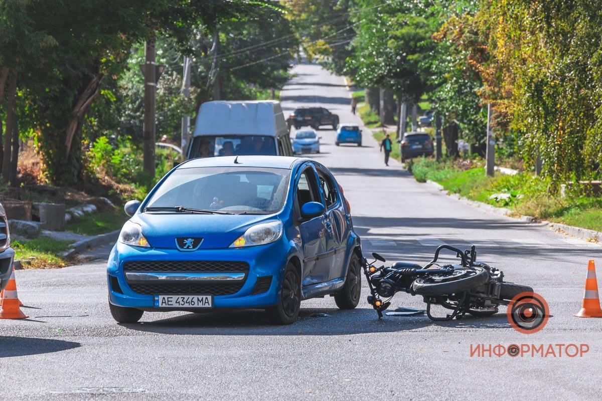 Мотоциклист врезался в дверь авто