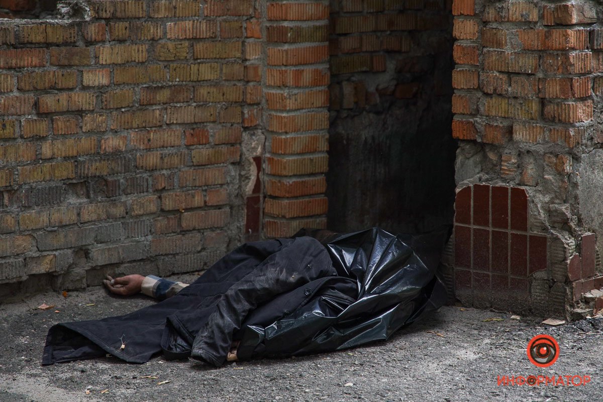 9 октября прохожие обнаружили у входа в подвал дома №42 на жилмассиве Тополь-2 мужчину, лежащего лицом вниз 9 октября прохожие обнаружили у входа в подвал дома №42 на жилмассиве Тополь-2 мужчину, лежащего лицом вниз