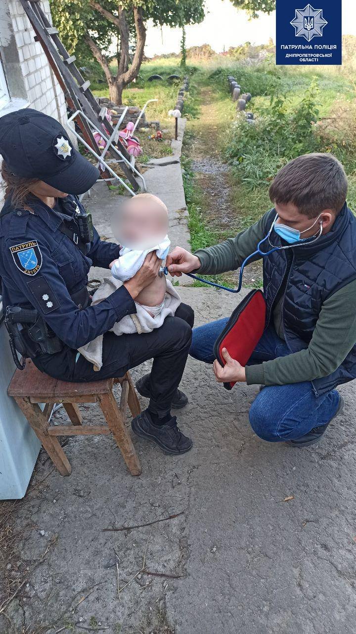 На протяжении двух дней четверо детей находились сами в закрытом доме На протяжении двух дней четверо детей находились сами в закрытом доме