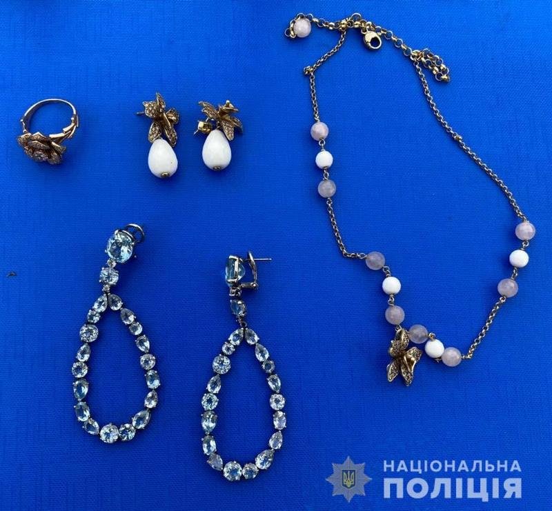 Драгоценности должны были стать оплатой за услуги гадалки