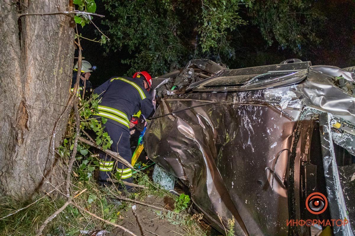 Пострадали также девушка и женщина, которые сидели в салоне