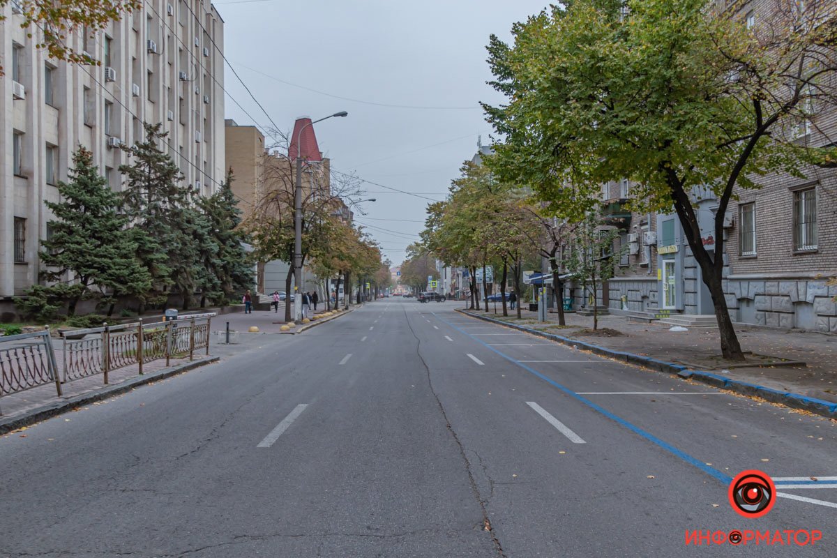 Грустно во дворе скрипит качель.