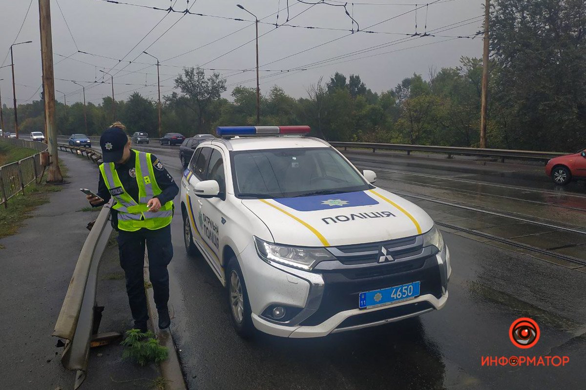 В Днепре на Старом мосту Skoda влетела в отбойник: пострадал мужчина 1