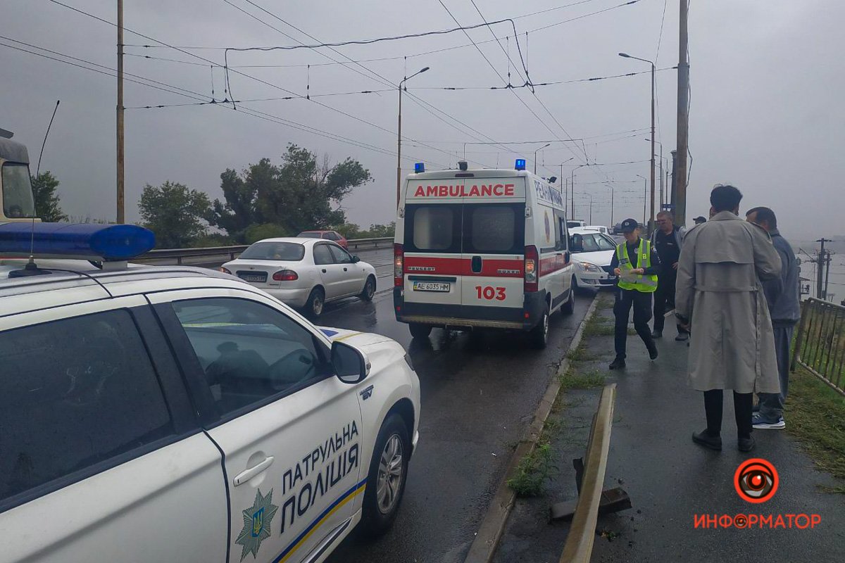 В Днепре на Старом мосту Skoda влетела в отбойник: пострадал мужчина 2