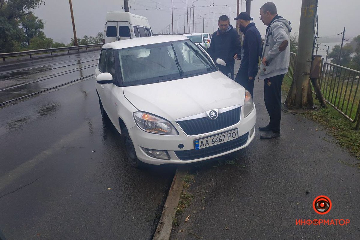 В Днепре на Старом мосту Skoda влетела в отбойник: пострадал мужчина 3