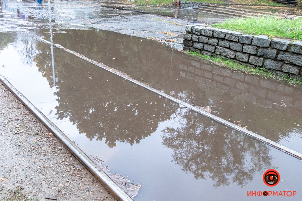 Сильный ливень в Днепре затопил дороги: заглохли машины и провалился асфальт 1