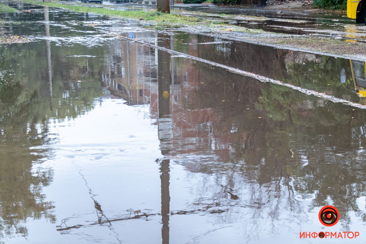 Сильный ливень в Днепре затопил дороги: заглохли машины и провалился асфальт 2