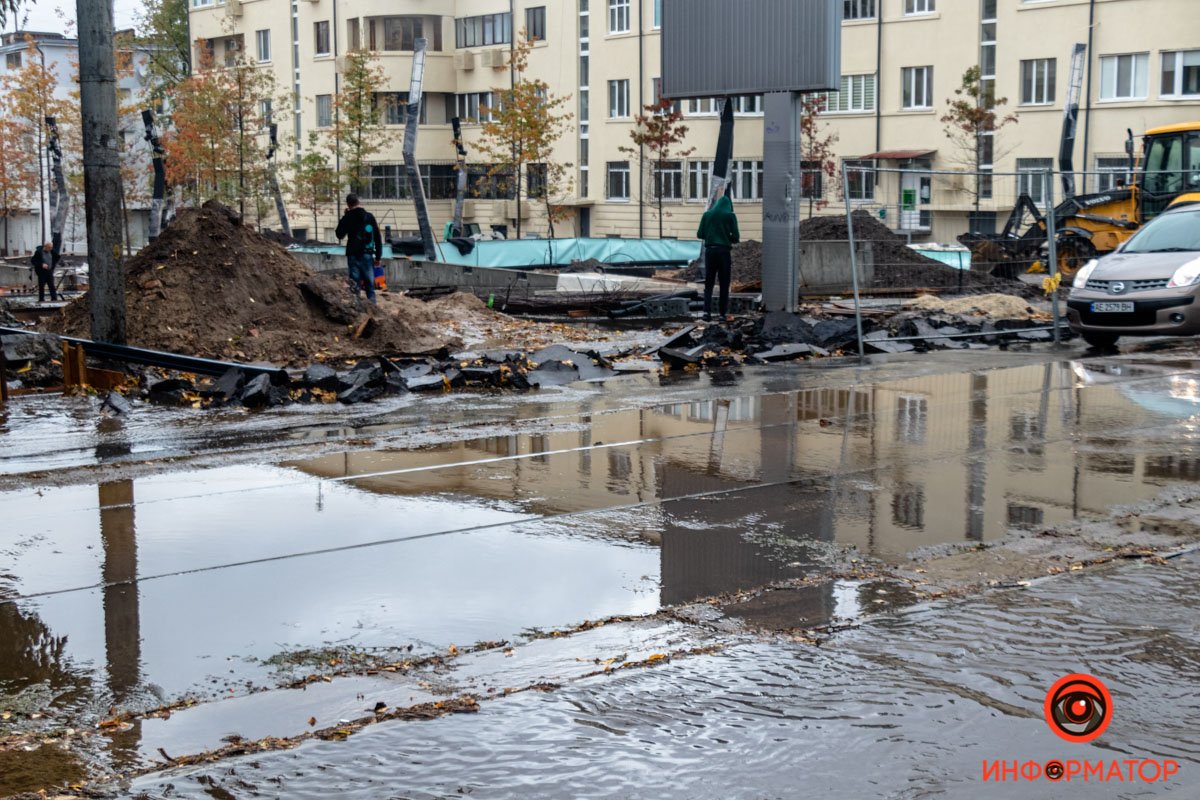 Сильный ливень в Днепре затопил дороги: заглохли машины и провалился асфальт 3