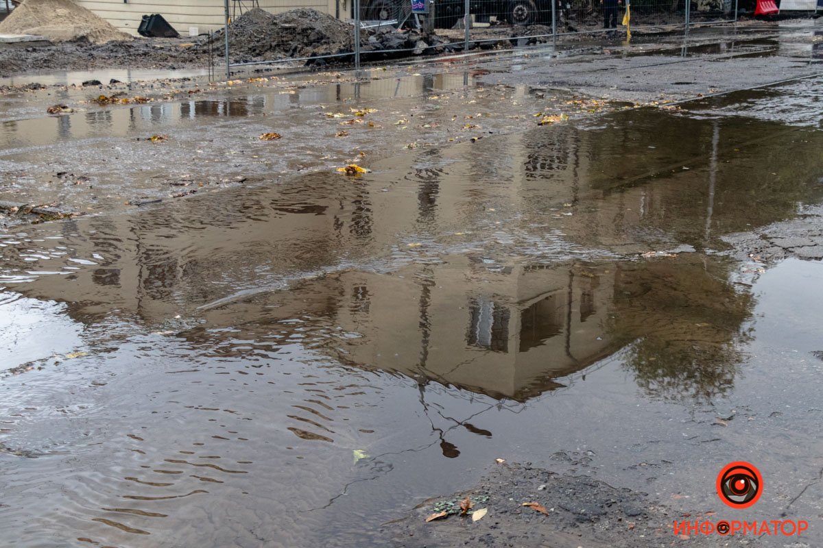 Сильный ливень в Днепре затопил дороги: заглохли машины и провалился асфальт 4