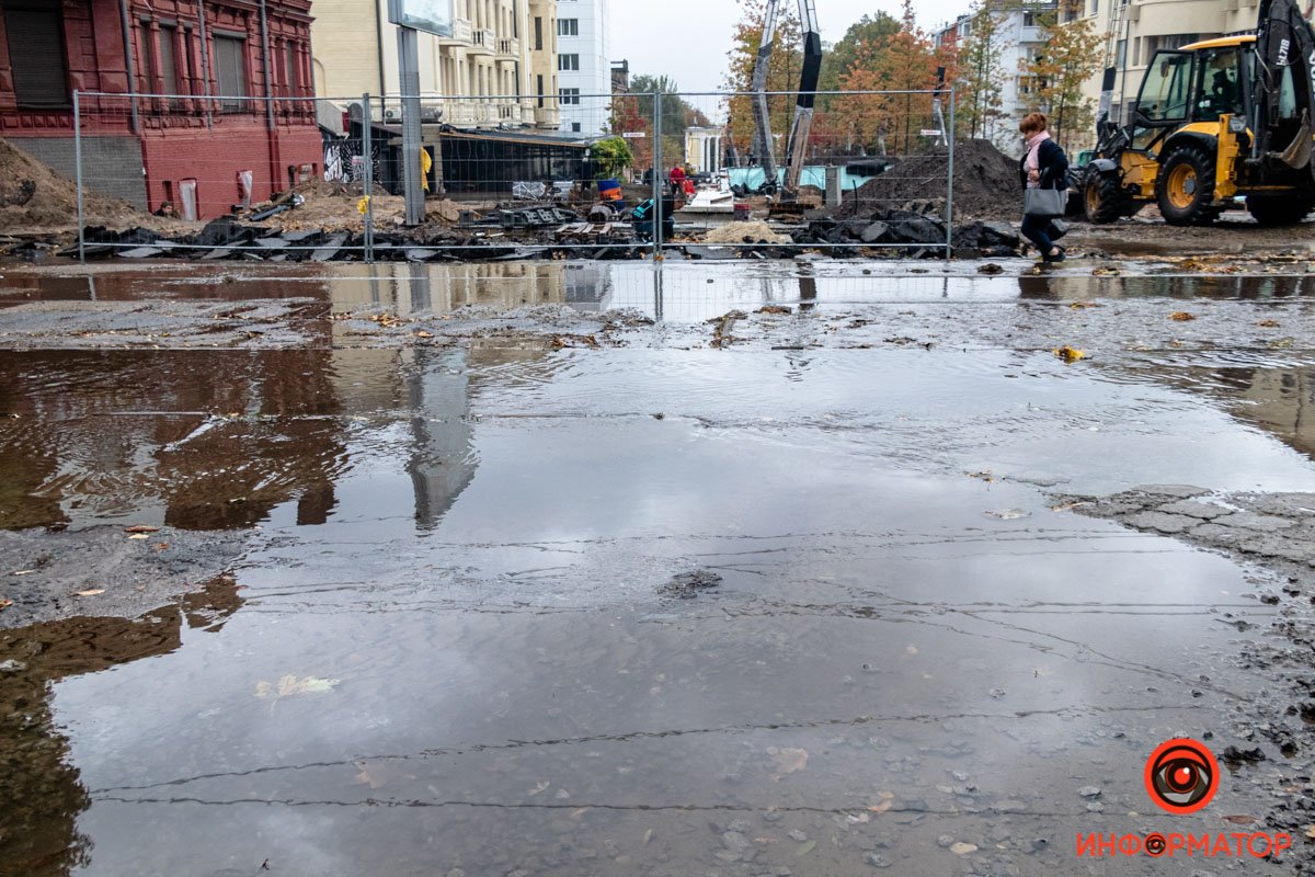 Сильный ливень в Днепре затопил дороги: заглохли машины и провалился асфальт 5