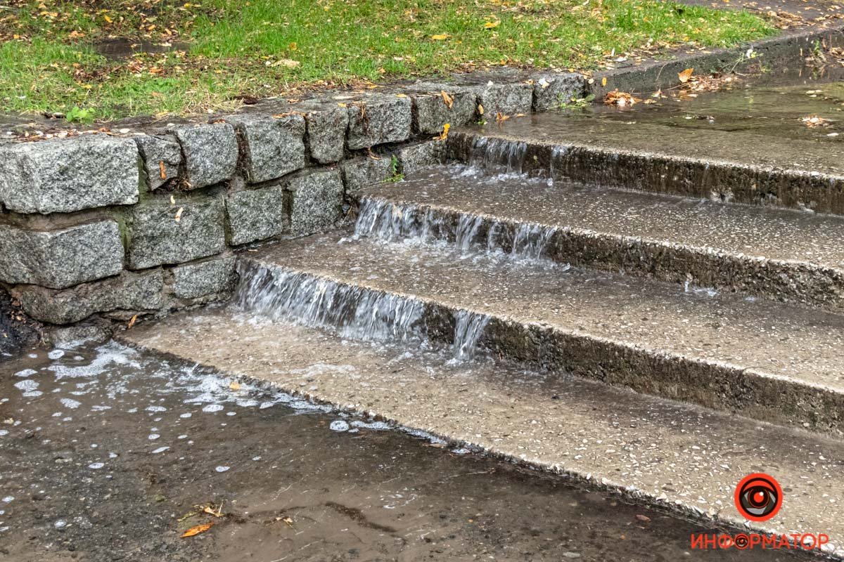 Сильный ливень в Днепре затопил дороги: заглохли машины и провалился асфальт 6