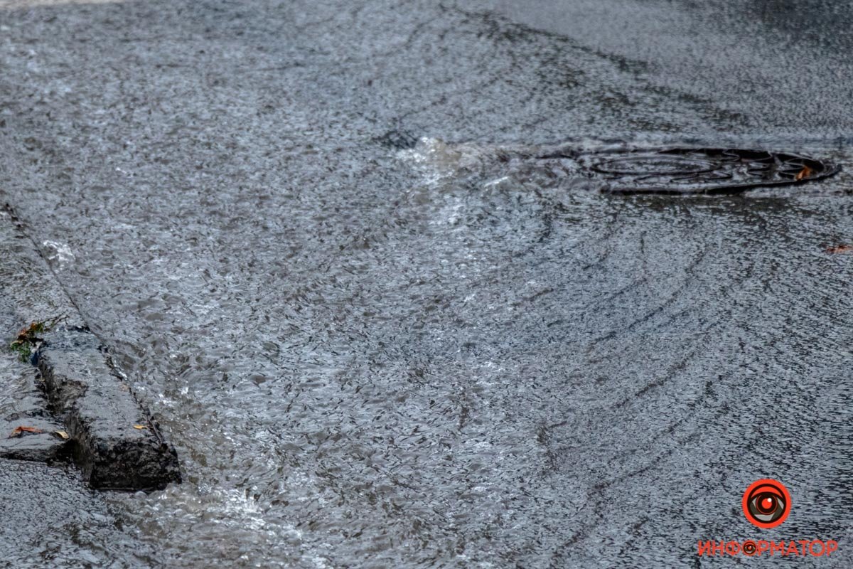 Сильный ливень в Днепре затопил дороги: заглохли машины и провалился асфальт 7