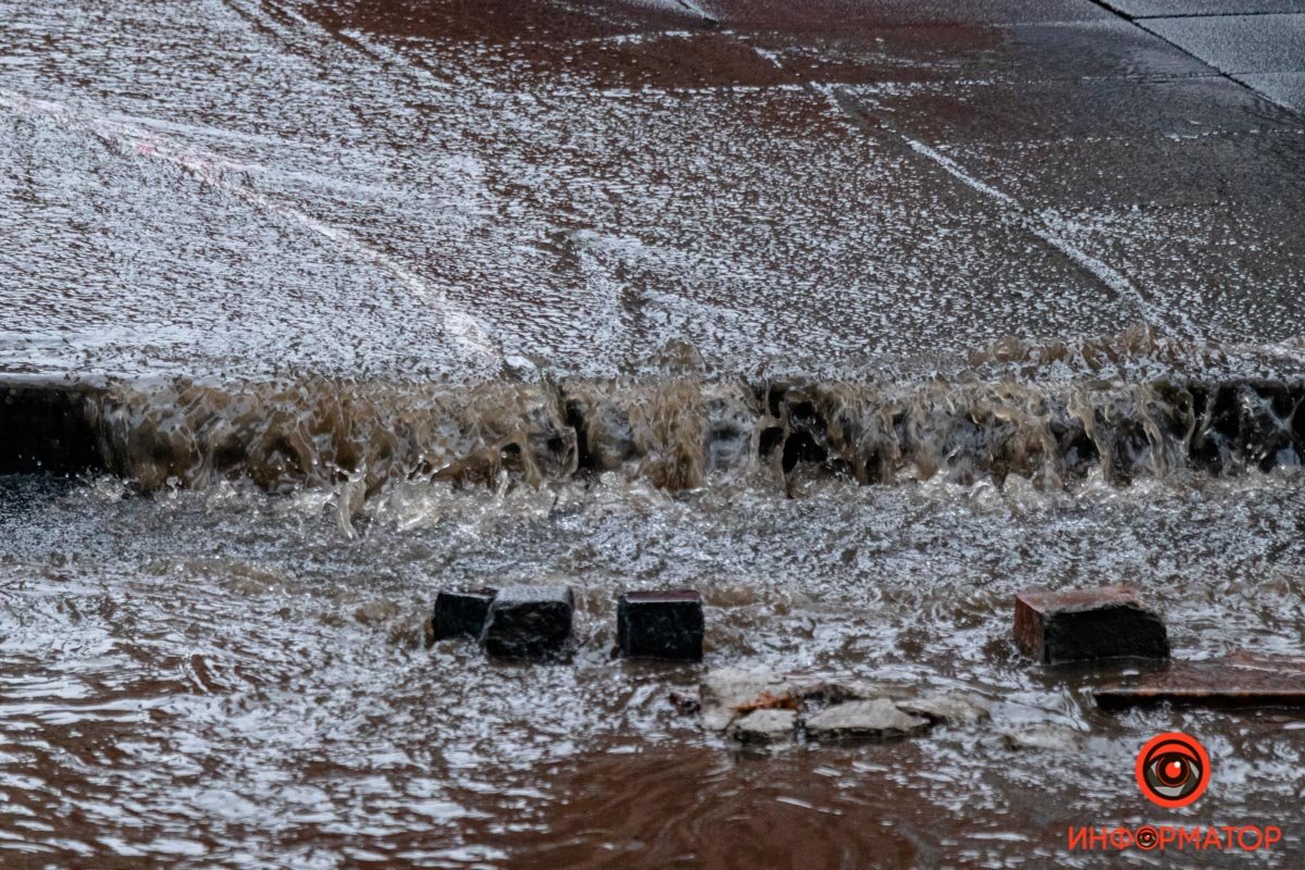 Сильный ливень в Днепре затопил дороги: заглохли машины и провалился асфальт 8