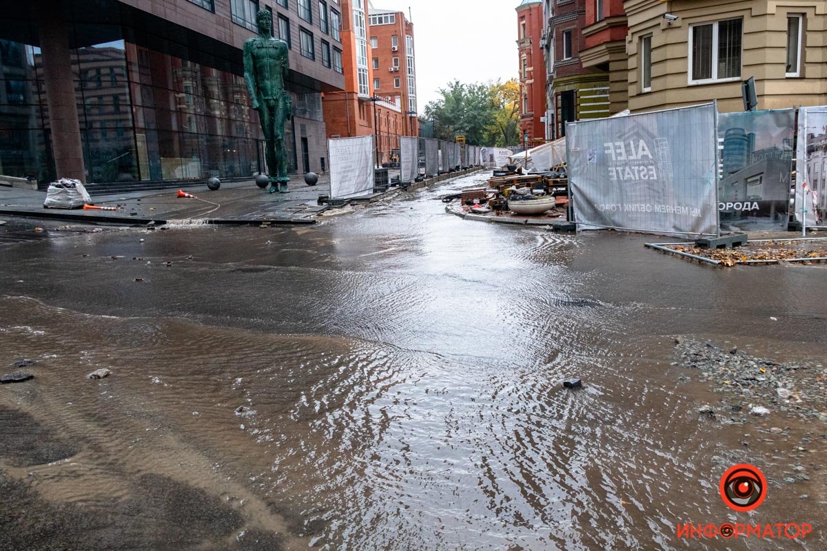 Сильный ливень в Днепре затопил дороги: заглохли машины и провалился асфальт 9