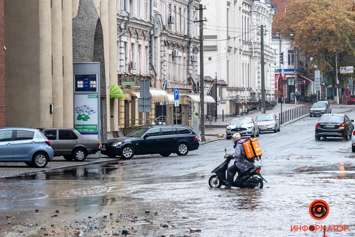 Сильный ливень в Днепре затопил дороги: заглохли машины и провалился асфальт 10