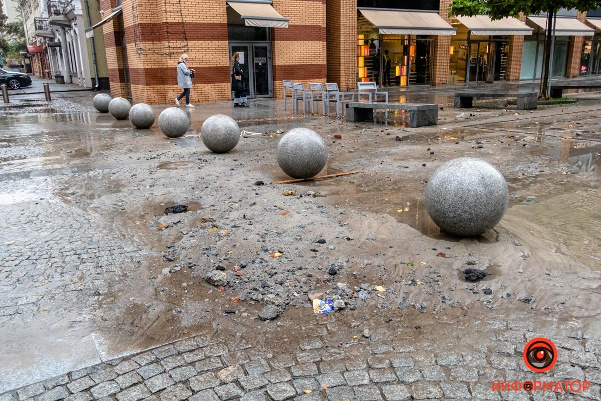 Сильный ливень в Днепре затопил дороги: заглохли машины и провалился асфальт 11