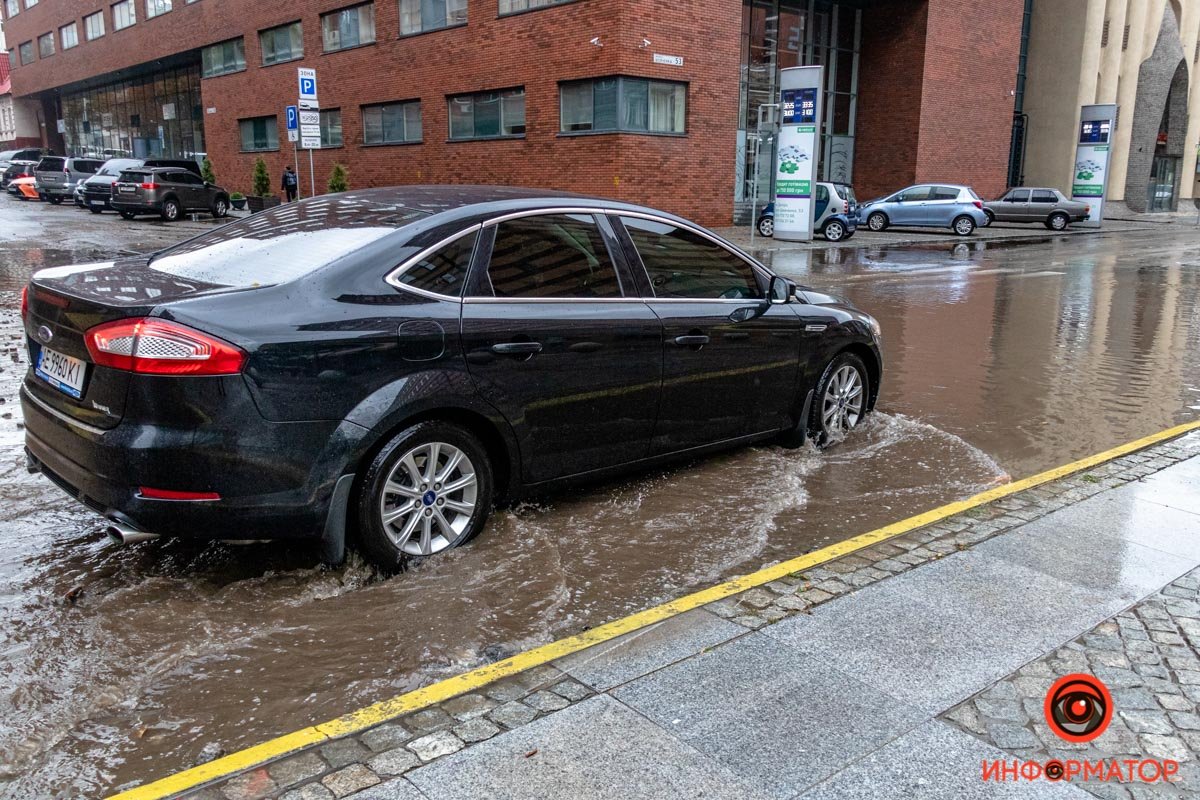 Сильный ливень в Днепре затопил дороги: заглохли машины и провалился асфальт 12