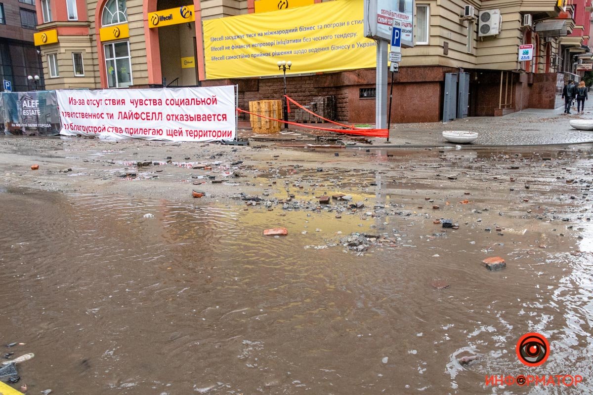 Сильный ливень в Днепре затопил дороги: заглохли машины и провалился асфальт 13