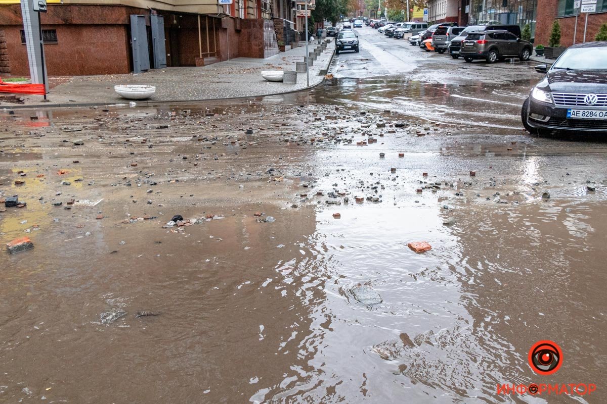 Сильный ливень в Днепре затопил дороги: заглохли машины и провалился асфальт 14