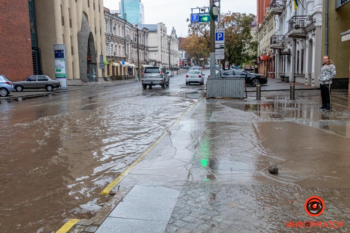 Сильный ливень в Днепре затопил дороги: заглохли машины и провалился асфальт 15