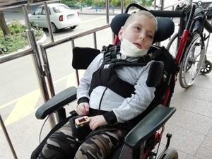 Мальчик упал на детской площадке