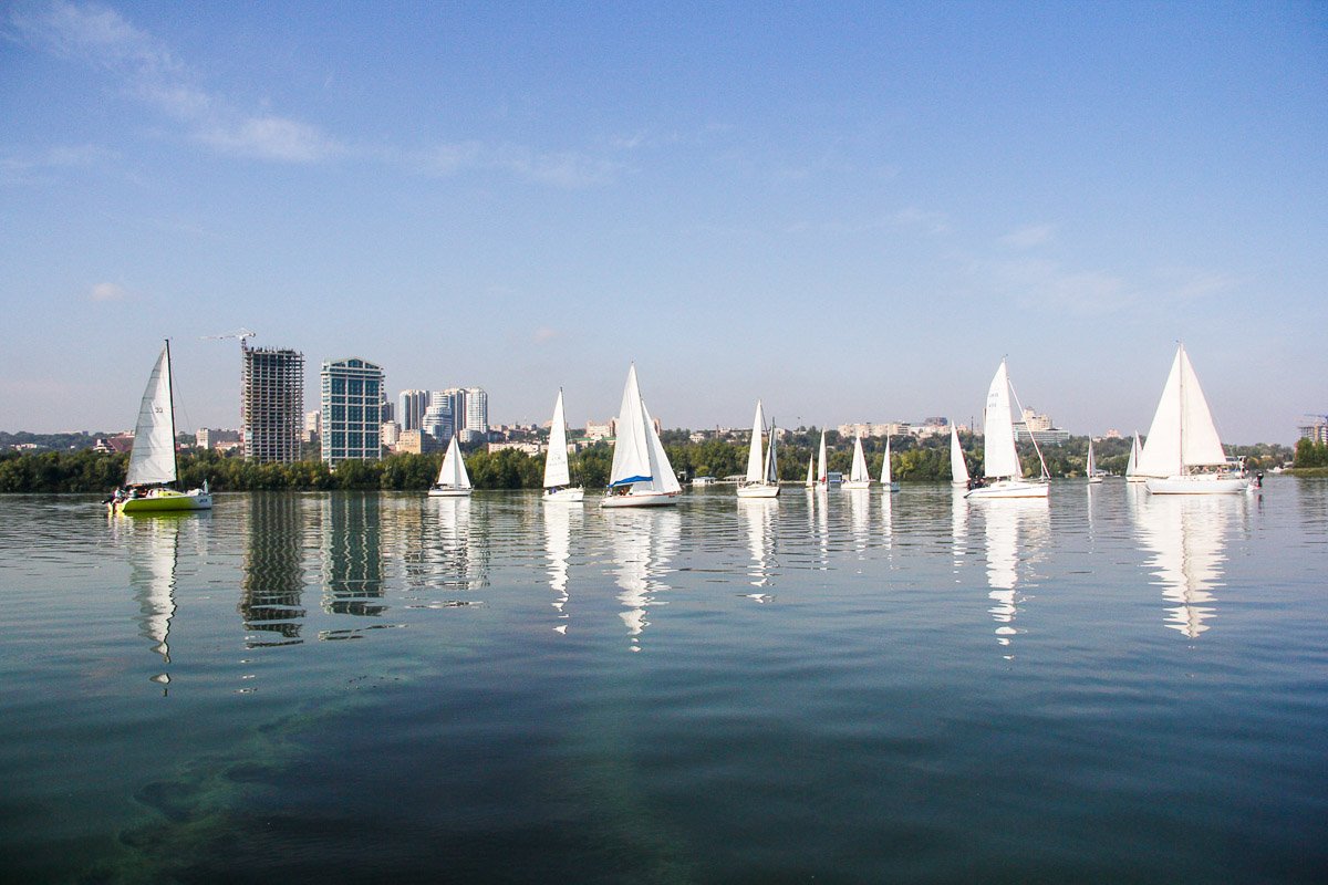 Яхты прошли между Монастырским островом и входом в гребной канал