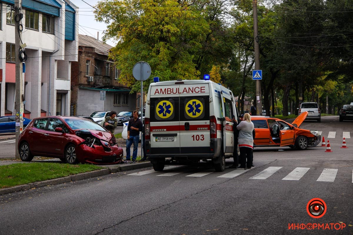 В Днепре на Бородинской столкнулись Nissan и Geely: мужчину забрала скорая 1