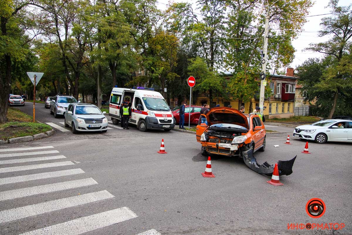 В Днепре на Бородинской столкнулись Nissan и Geely: мужчину забрала скорая 2