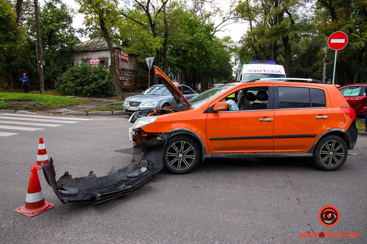 В Днепре на Бородинской столкнулись Nissan и Geely: мужчину забрала скорая 3