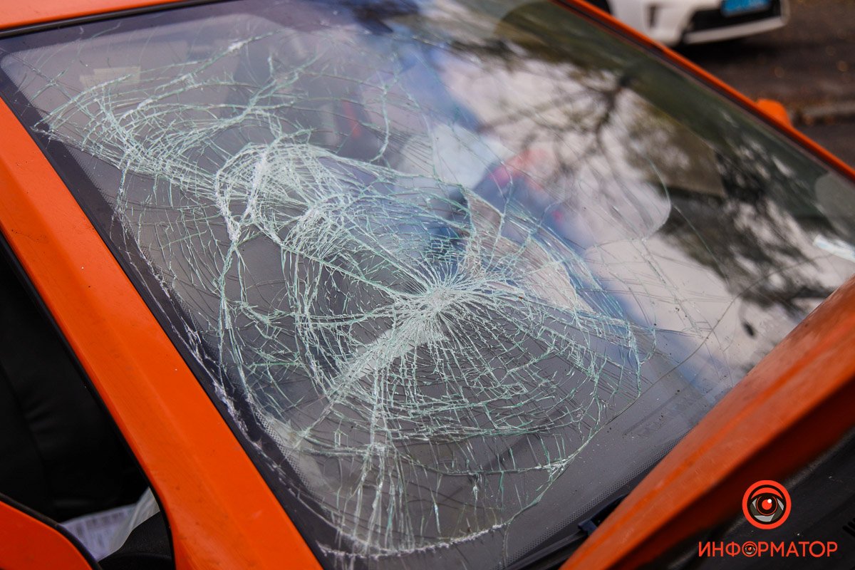 В Днепре на Бородинской столкнулись Nissan и Geely: мужчину забрала скорая 4