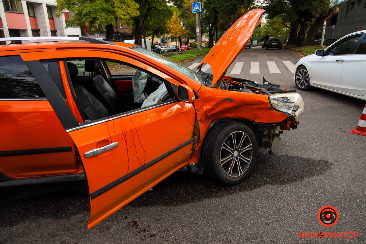 В Днепре на Бородинской столкнулись Nissan и Geely: мужчину забрала скорая 5
