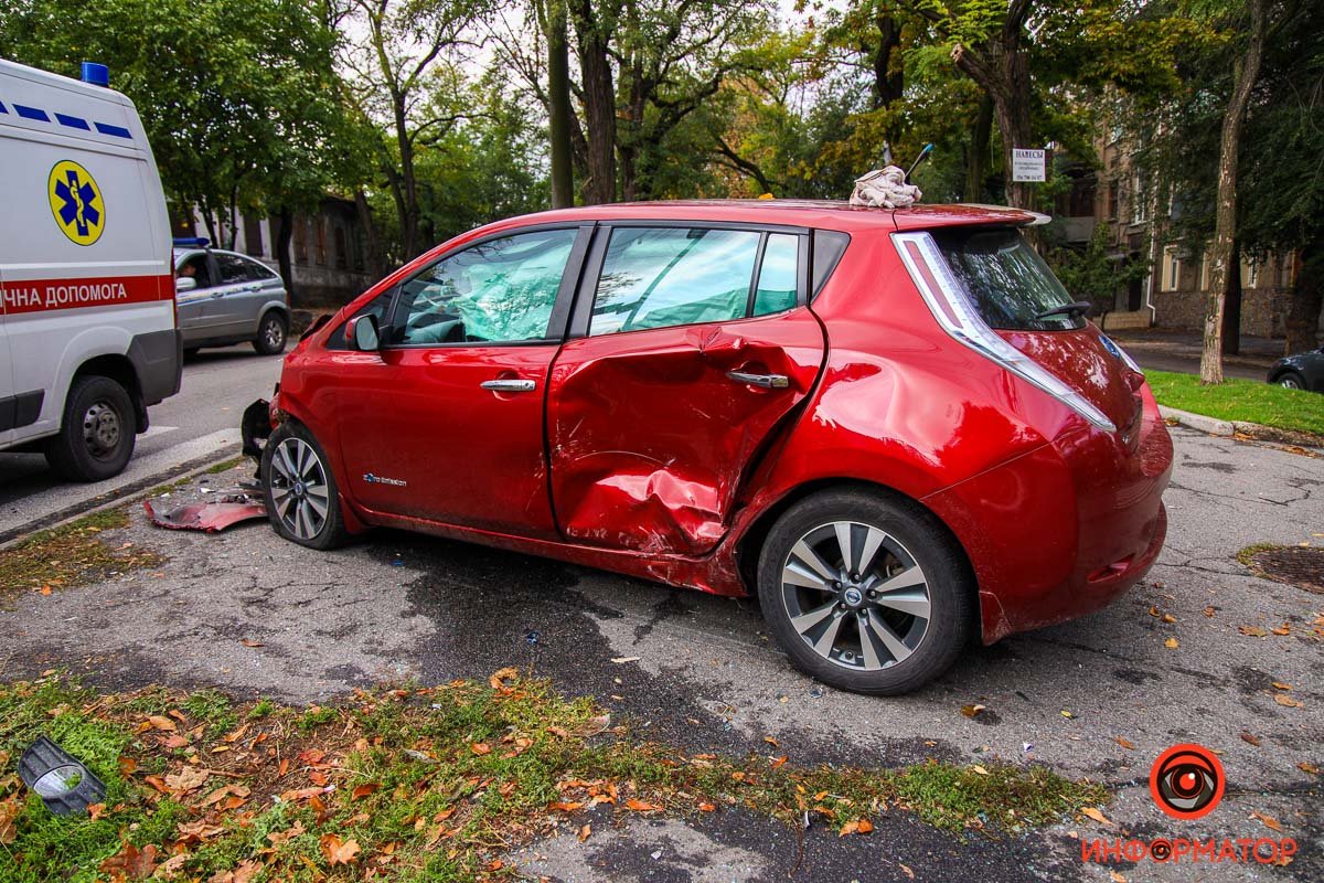 В Днепре на Бородинской столкнулись Nissan и Geely: мужчину забрала скорая 8