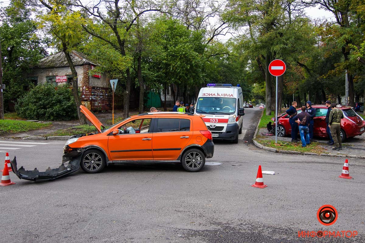 В Днепре на Бородинской столкнулись Nissan и Geely: мужчину забрала скорая 10