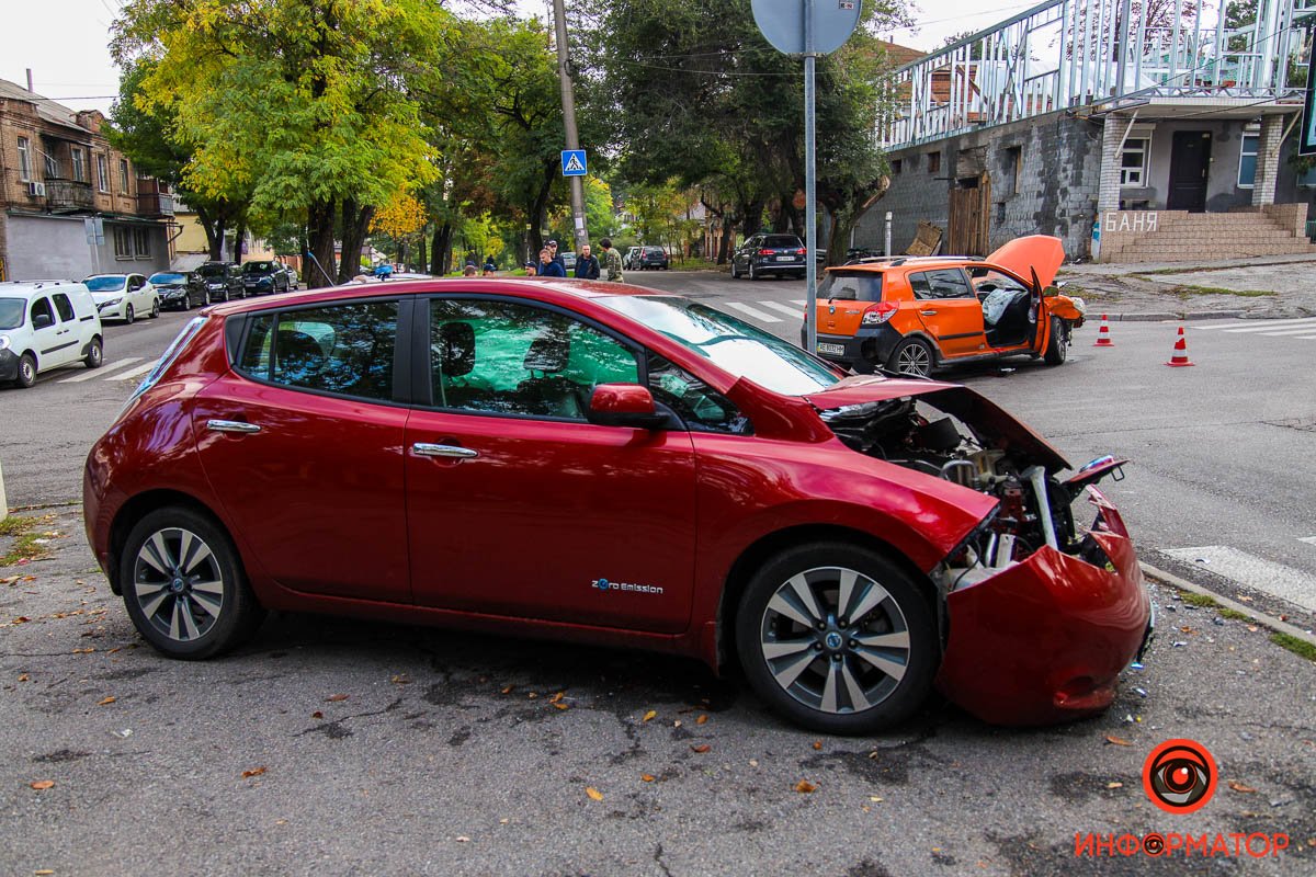 В Днепре на Бородинской столкнулись Nissan и Geely: мужчину забрала скорая 12