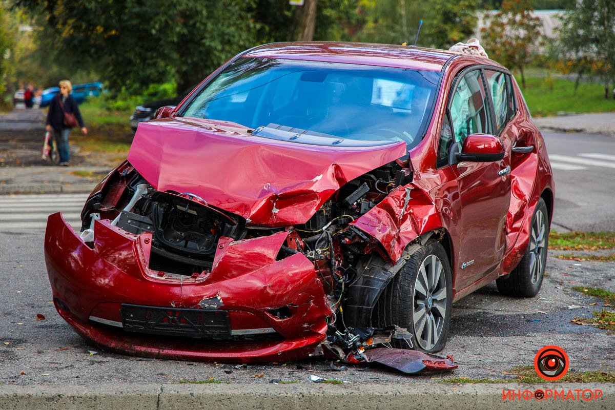 В Днепре на Бородинской столкнулись Nissan и Geely: мужчину забрала скорая 13