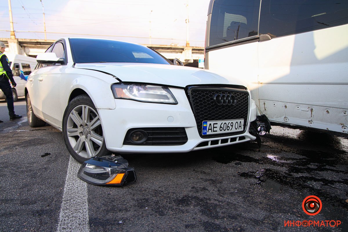 Пассажира и водителя Audi забрала скорая