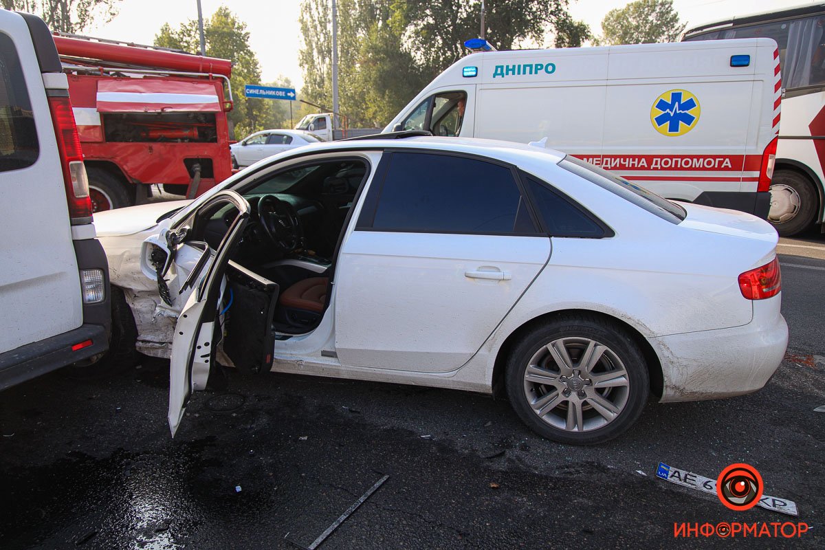 От удара водителя зажало в салоне