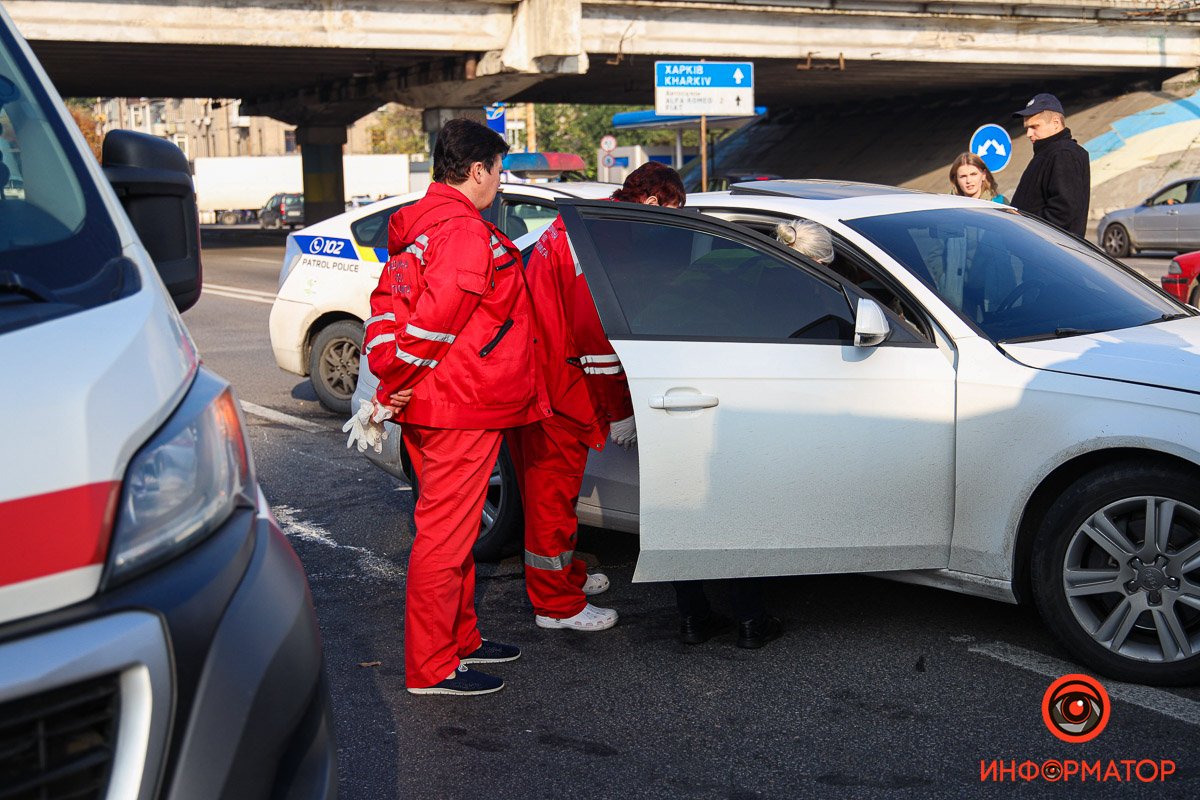 Медики оказали пострадавшей первую помощь на месте