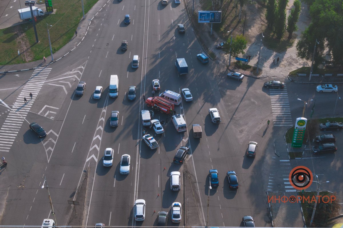 Предварительно, водитель Audi хотел развернуться с крайней правой полосы