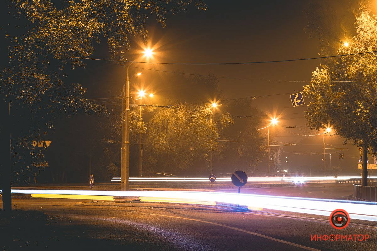 Автомобилисты не спят, оставляя за своими железными конями полосы света