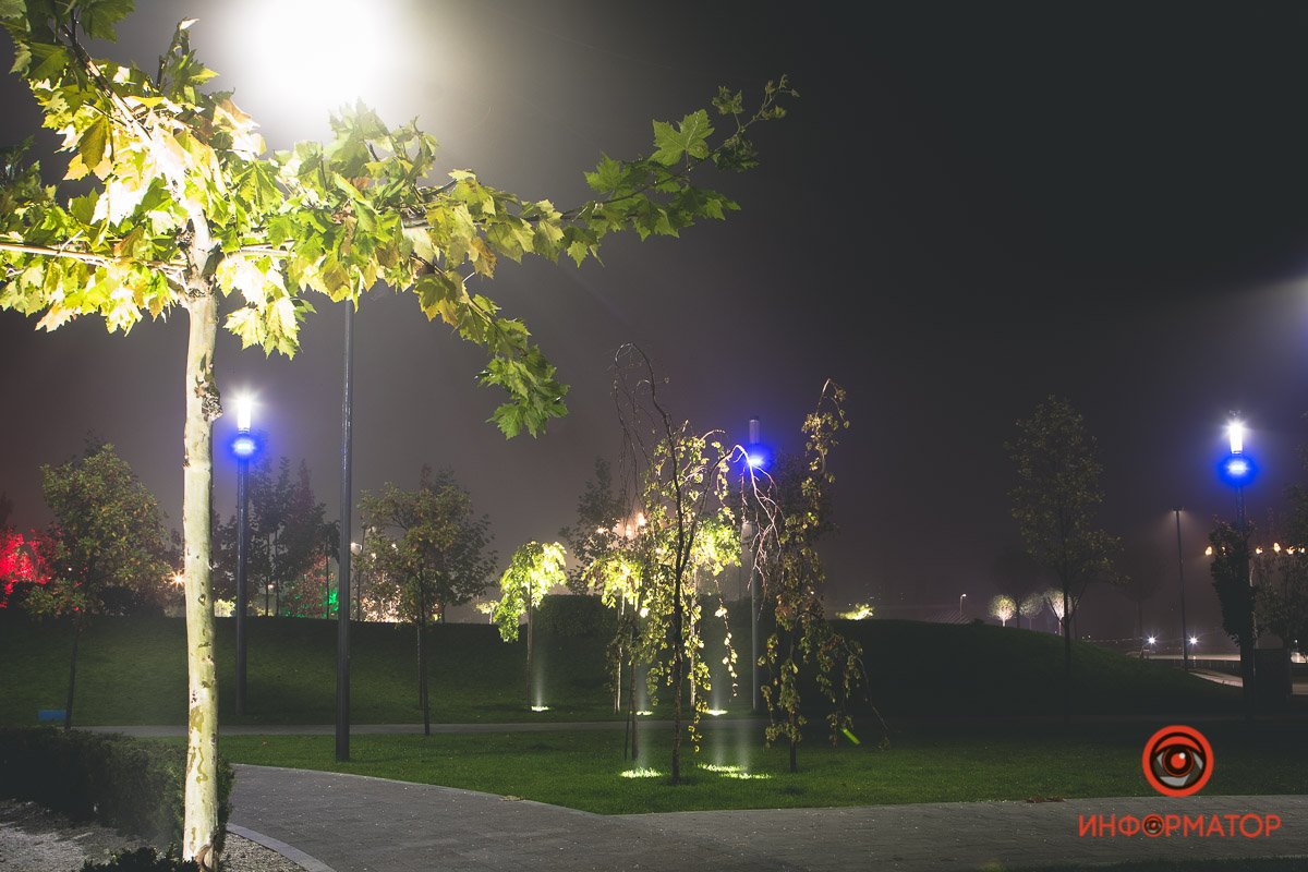 Яркие лучи подсветки