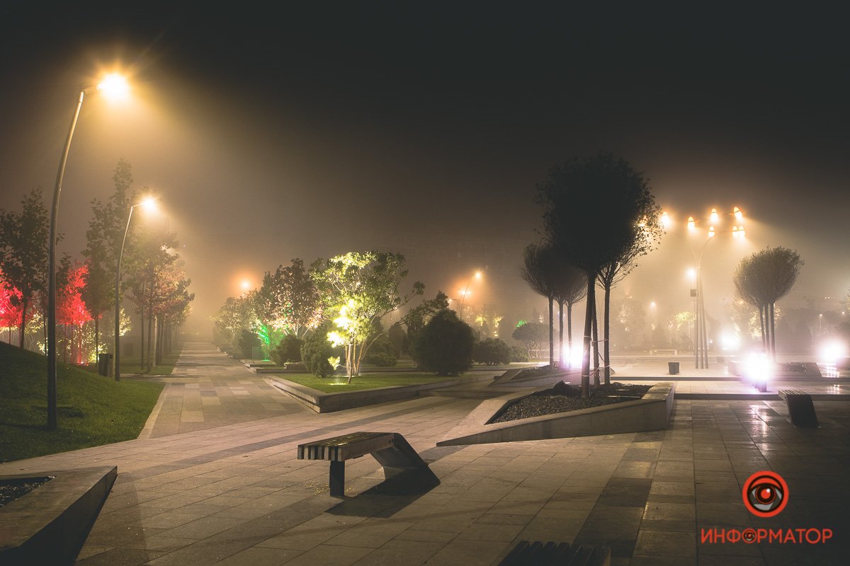 Аллеи сквера накрыло молочное одеяло