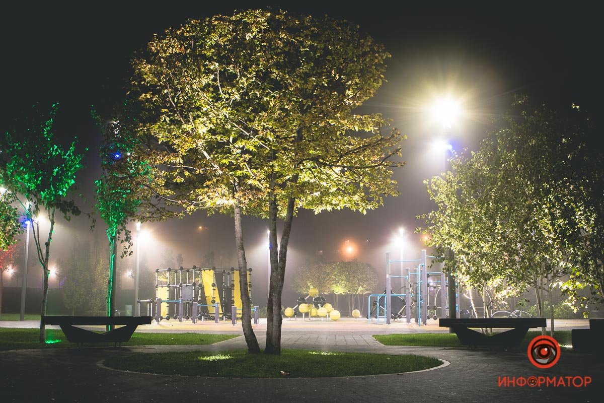 При свете фонарей